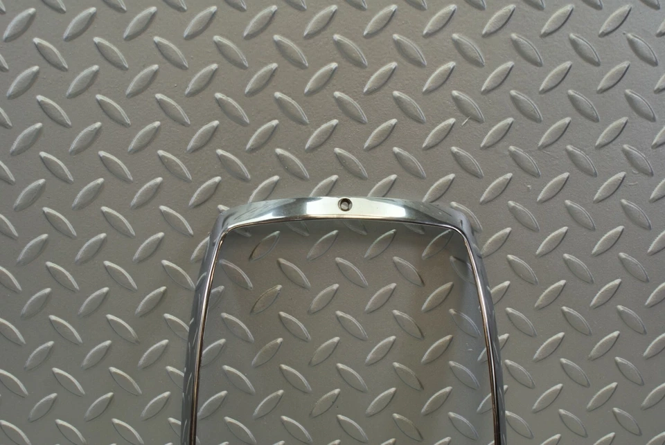 ♥3144♂ Mercedes-Benz W115 220D marco de faro cromado envolvente Foto 2 de 4