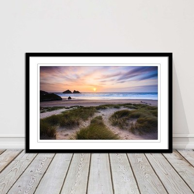 Holywell Bay bei Sonnenuntergang. Gerahmter Bilderdruck mit einer Auswahl an Rahmenfarben.