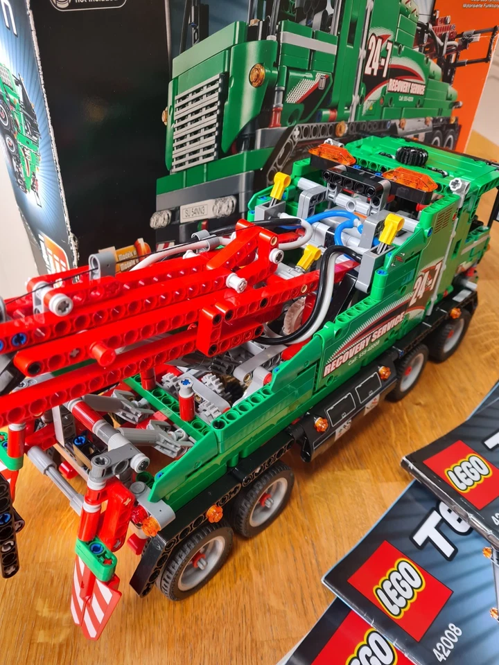 LEGO Technic 42008 Service Truck, photo 3 of 5