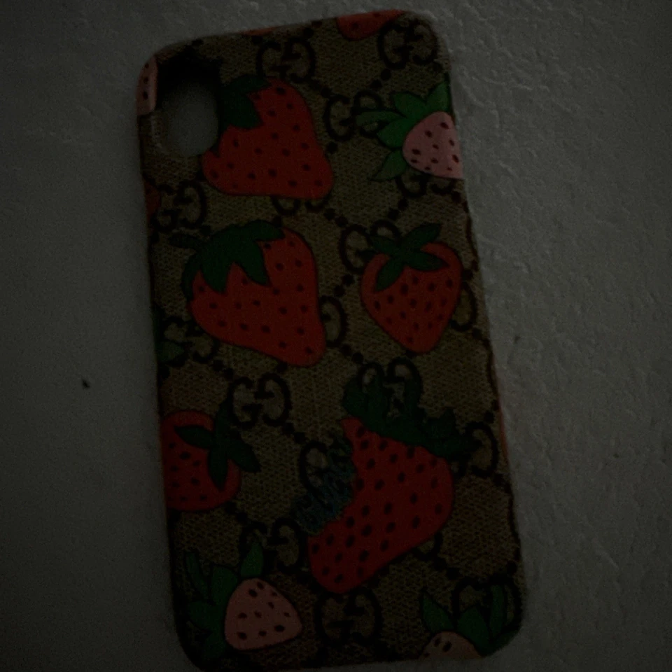 Funda inteligente/iPhone X/XS Strawberry Supreme edición limitada GUCCI - NUEVA Foto 4 de 4