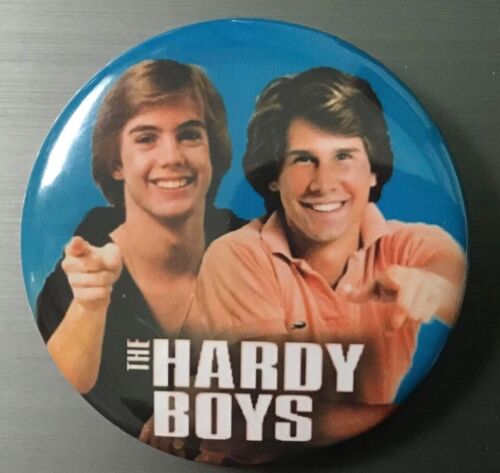 HARDY BOYS NANCY DREW MYSTERIES TV BOTÓN O IMANES PIN Shaun Cassidy Par - Imagen 2 de 3
