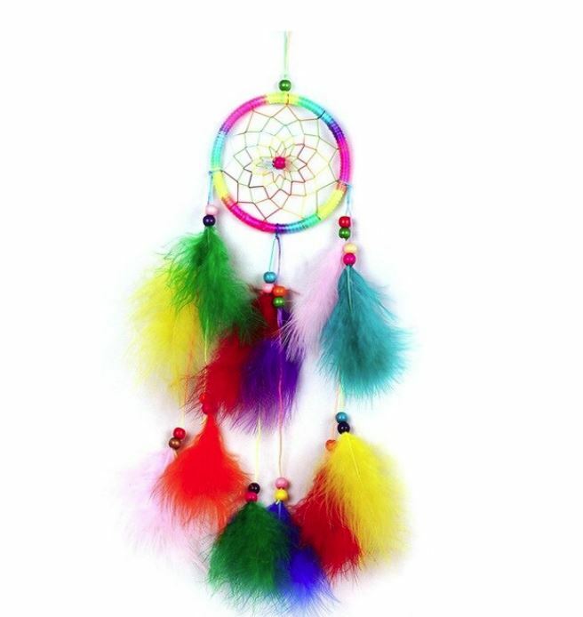 Attrape rêve plumes multicolore pour une déco de chambre bohème et chaleureuse
