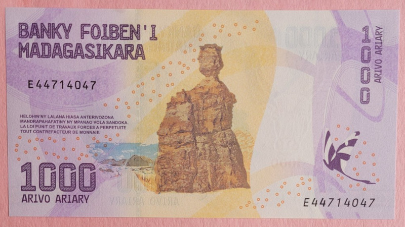 MADAGASGAR 1000 ARIARY UNCIRCULATED BANKNOTE ,  Combined Shipping Given.