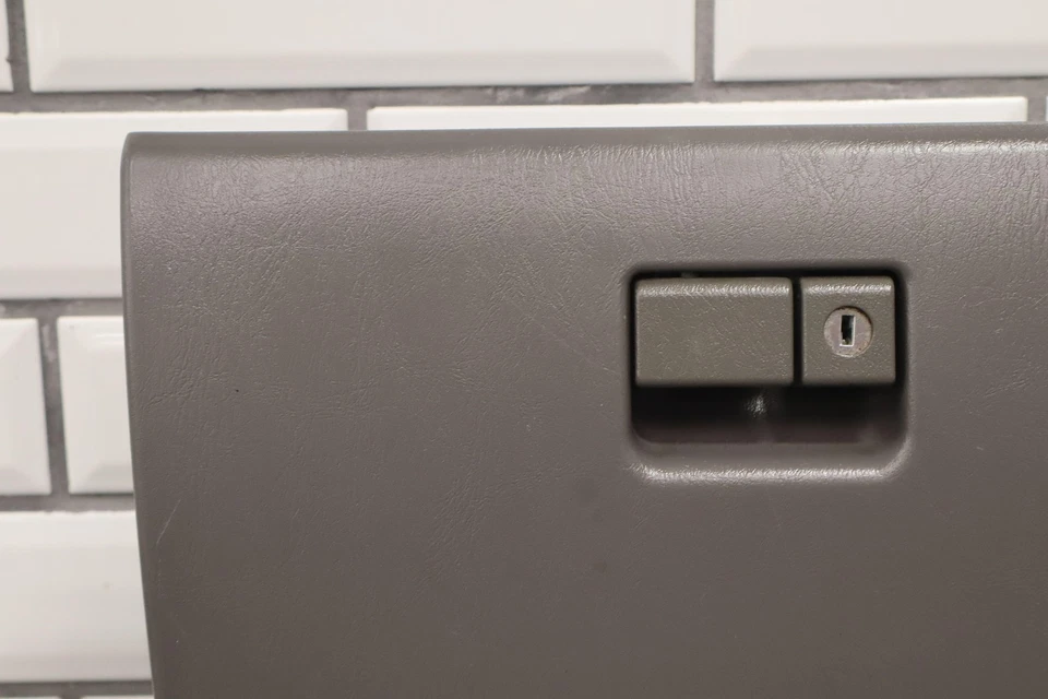 Guantera Toyota 4Runner 1996-2002 *Gris 17* Foto 2 de 4