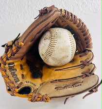 Wilson Fast Pitch Baseball Handschuh mit Ball