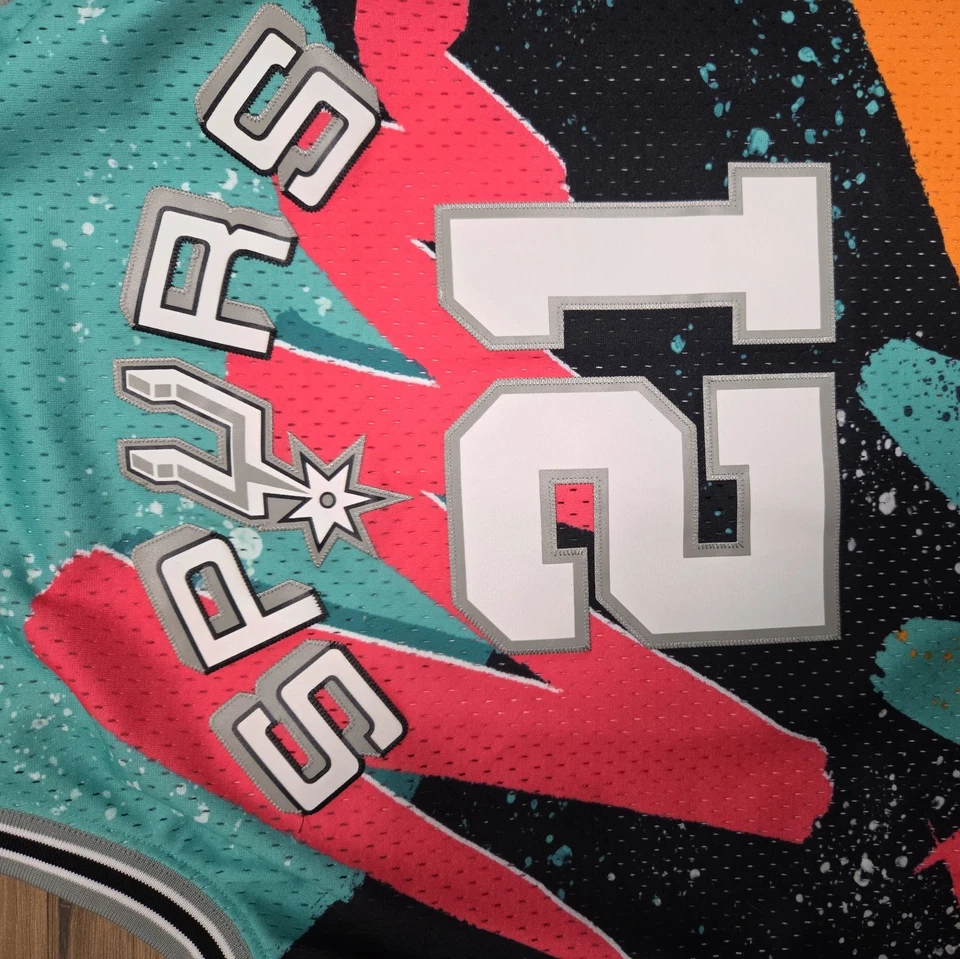 Mitchell & Ness San Antonio Spurs Tim Duncan Hyper Hoops Swingman Medium Jersey - Image 4 of 4