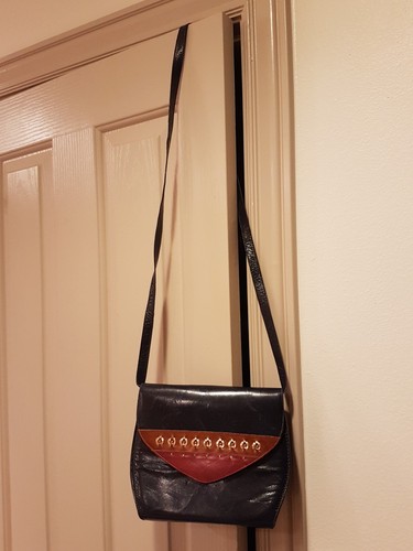 BORSA A TRACOLLA VINTAGE MARGARET J IN PELLE NERA E ACCENTO MARRONE CHIARO EX COND - Foto 1 di 7