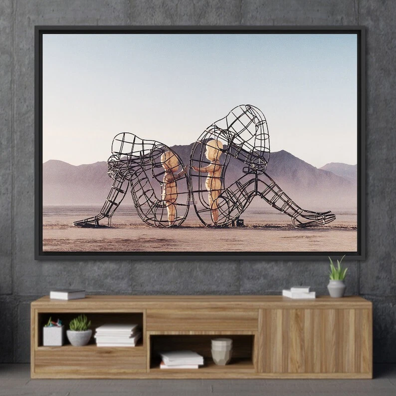 Dos personas dándose la espalda en Burning Man, arte en pareja, Foto 2 de 4