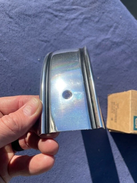 Chevrolet Truck Blazer 1981-1988 NOS LH moldura de esquina trasera inferior #15549303 Foto 3 de 4