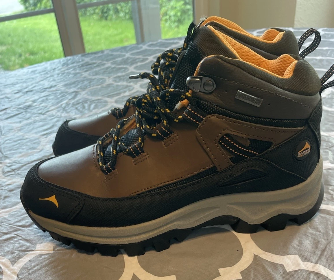 NWOT pacific Mountain youth waterproof hiking boots Sz 4 Hiking Camping Summer