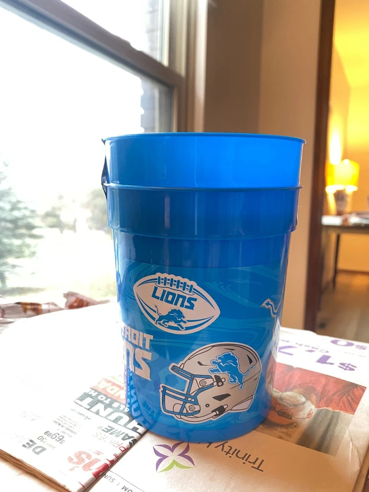 Paquete de 2 tazas de bebidas reutilizables Detroit Lions | Tazas de bebidas para fiesta en estadio del equipo de la NFL Foto 2 de 4