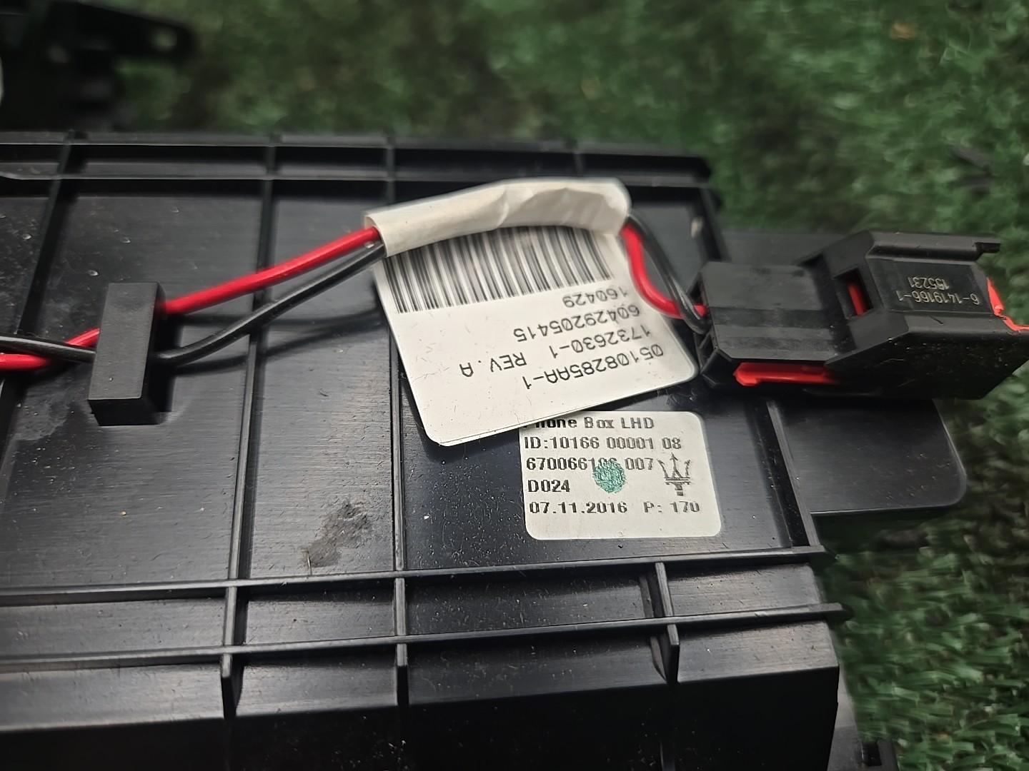 2014 - 2024 MASERATI GHIBLI DASH BIN TRAY COMPARTMENT PHONE HOLDER OEM 670066186