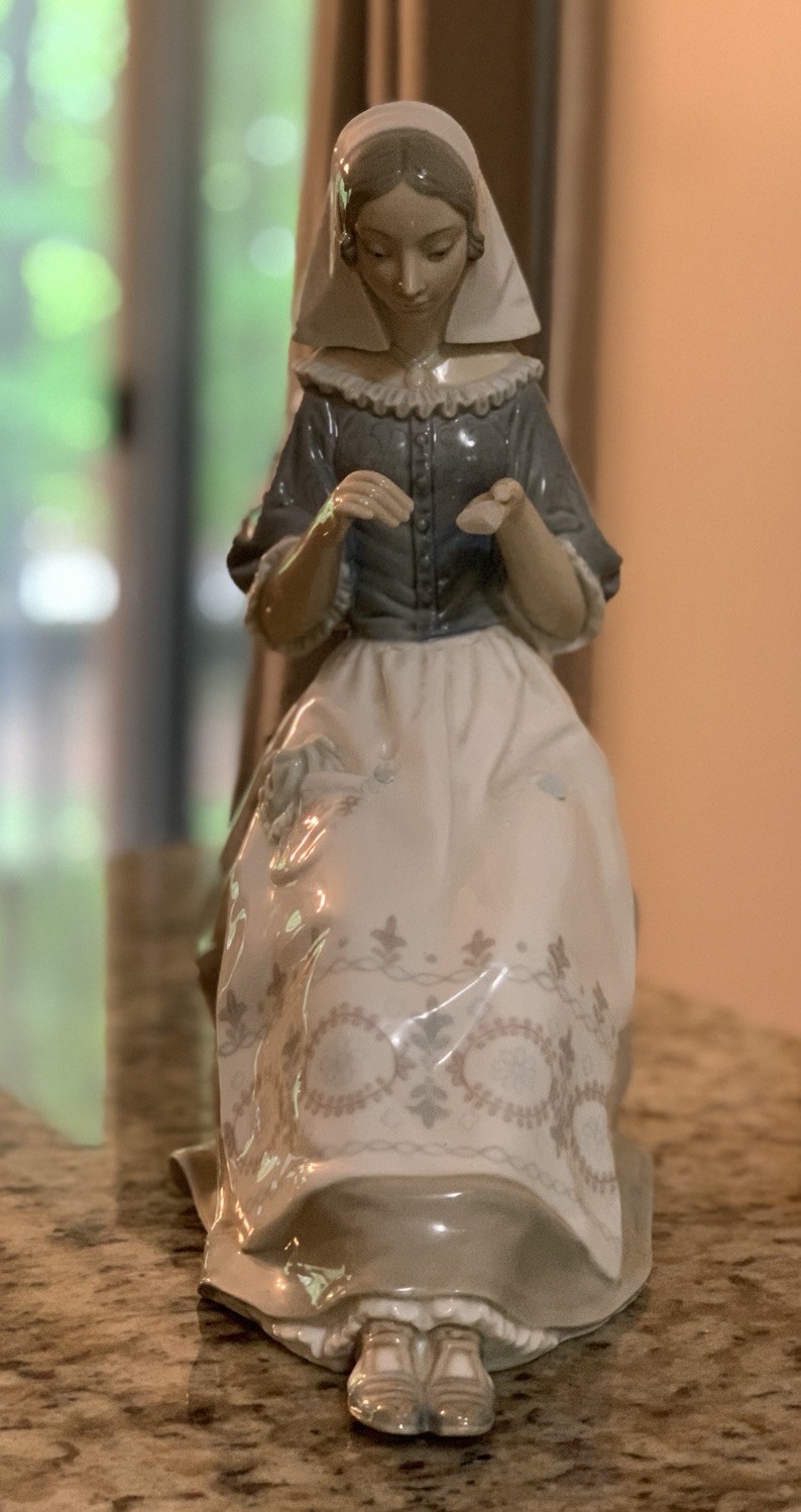 Lladró Porcelain Embroiderer Woman Needlepoint Figurine #4865