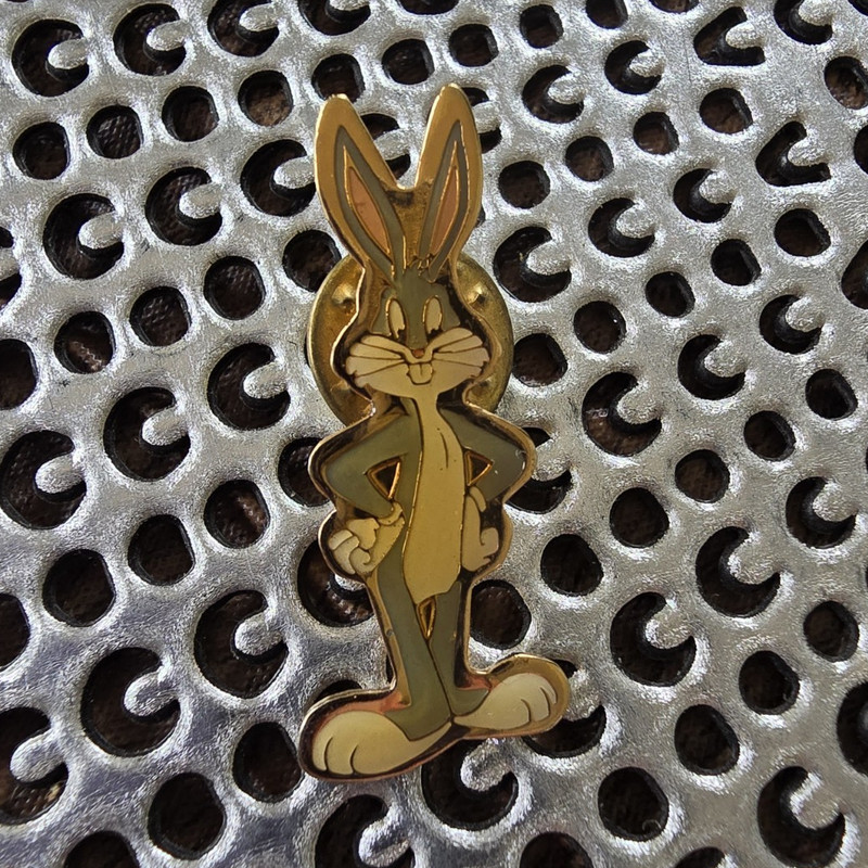 Warner Bros. Looney Tunes Bugs Bunny Enamel Gold Tone Metal Lapel Hat Pin 1992