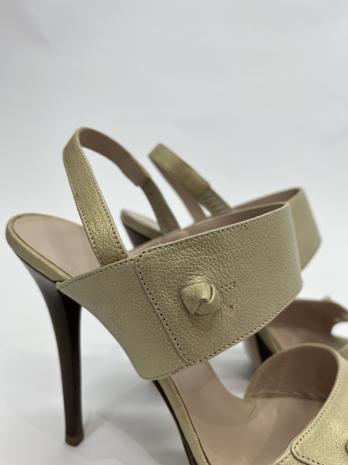 Salvatore Ferragamo Gold Metallic Leather Slingback Sandals Heels Sz 7.5 C Italy image 4