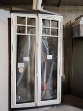 Fenêtre à crémone avec petits bois en partie haute, ouverture à la française.