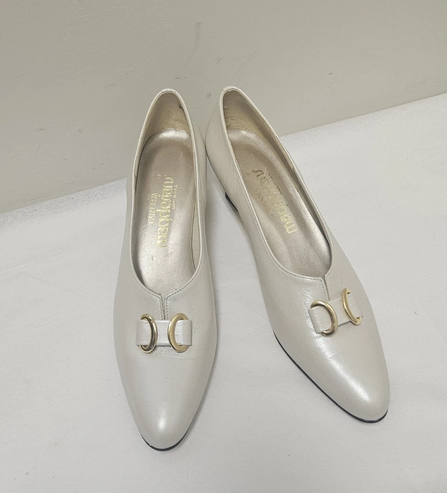 VTG California Magdesians 2" Heel Pumps Beige w/ Gold Trim sz 9 N mint -USA made - Image 2 of 4