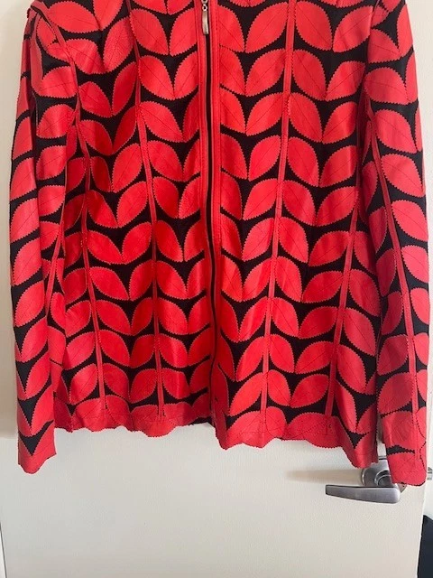 Chaqueta Neiman Marcus Mujer Talla 1X Cuero Rojo Hojas en Red Negra Transparente LS Foto 3 de 4
