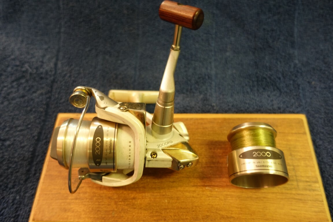 SHIMANO STRADIC 2000 SPINNING REEL W EXTRA SPOOL MINT CONDITION SHIMANO STRADIC 2000 SPINNING REEL W EXTRA SPOOL MINT CONDITION