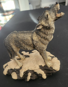 Howling Wolf Figurine ~ Vintage ~ Pre-Owned