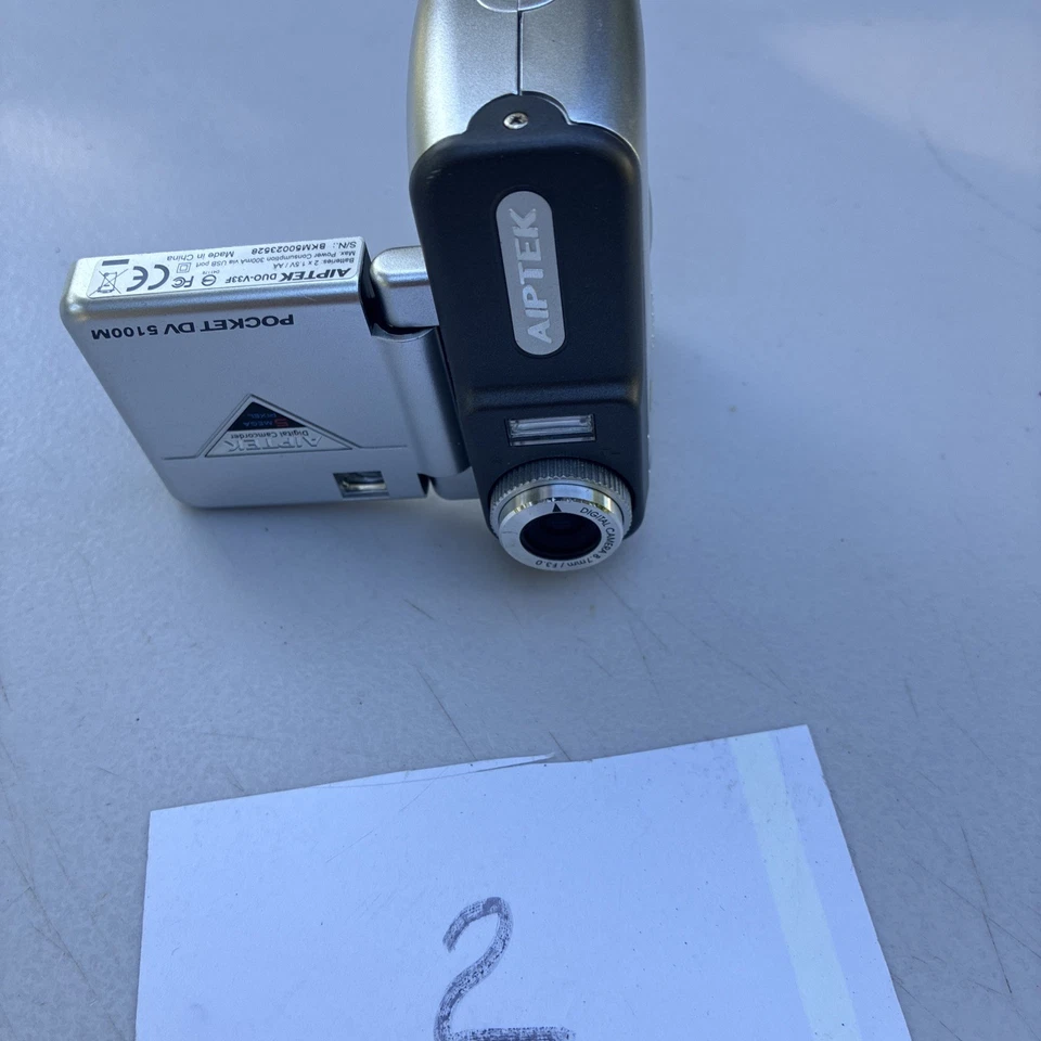 Cámara videocámara digital Aiptek Pocket DV 5100M plateada compacta con estuche  Foto 3 de 4