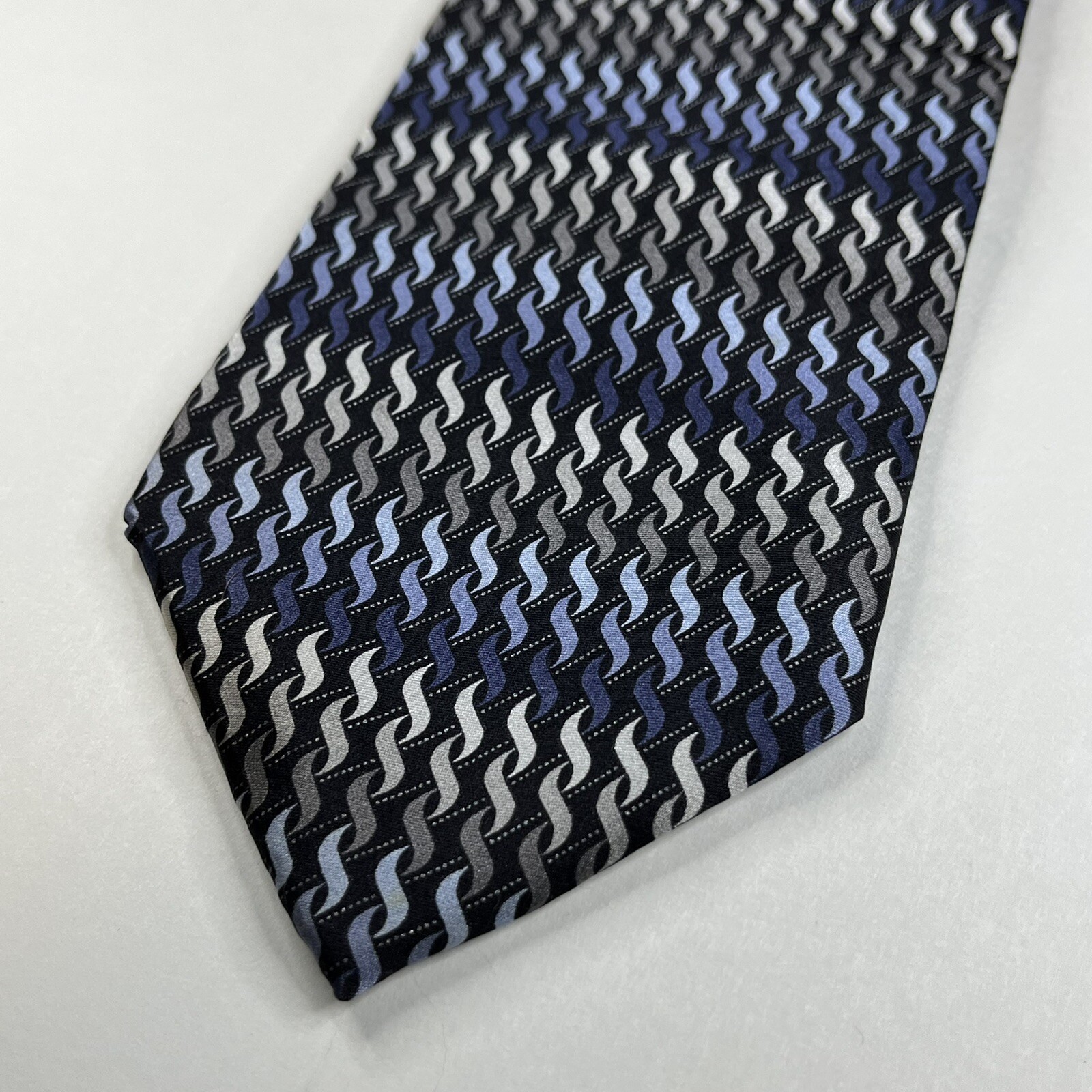 Alexander Julian Colours Men's Necktie 59”L x  4”W Silver Blue Waves Geometric