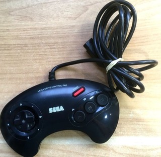 MANETTE OFFICIELLE MODEL NO. 1650 SEGA MEGADRIVE PAD BON ÉTAT BOUTON ROUGE N°1