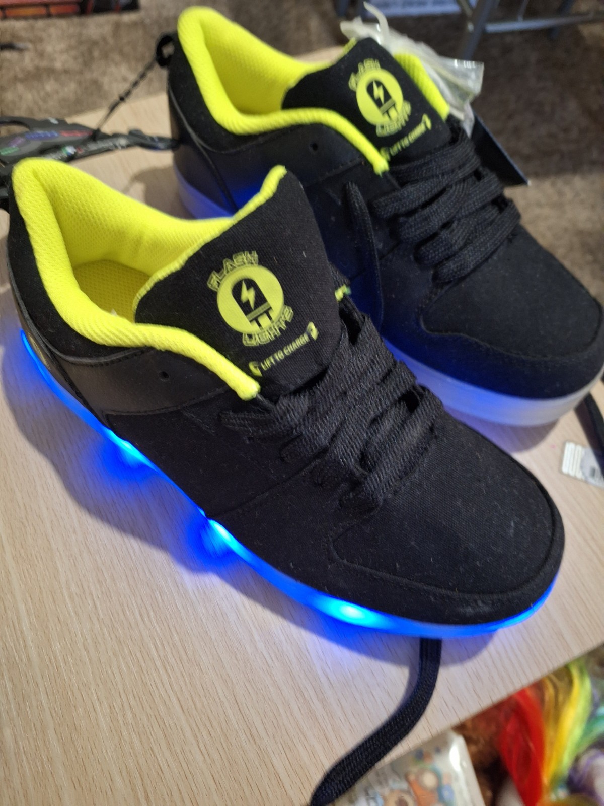 Sneakers LIGHT UP SNEAKERS SHOES Boys  SIZE 5  NEW-image