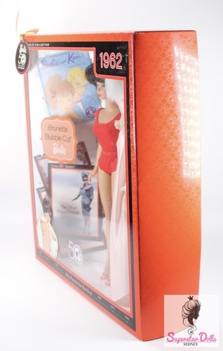2008 My Favourite Barbie: "1962 Brunette Bubble Cut Barbie" Doll Gift Set - Afbeelding 3 van 5