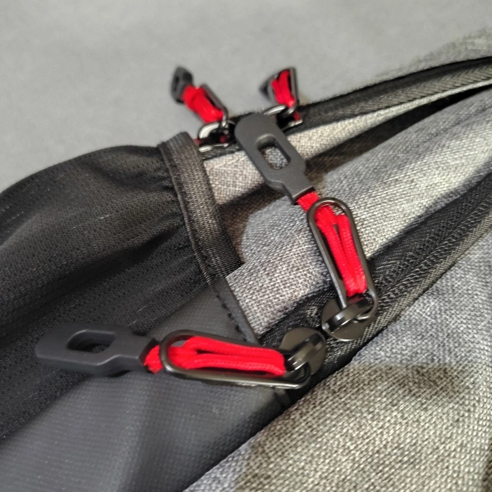 RVCA - Mochila Vertiline - Gris/Negro/Rojo - Precio de venta sugerido por el fabricante $55 Foto 3 de 4