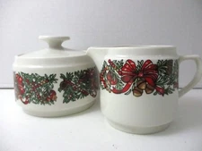 Macy's Cellar Vintage 1995 Holiday Wreath Christmas Creamer & Sugar Bowl w/Lid 