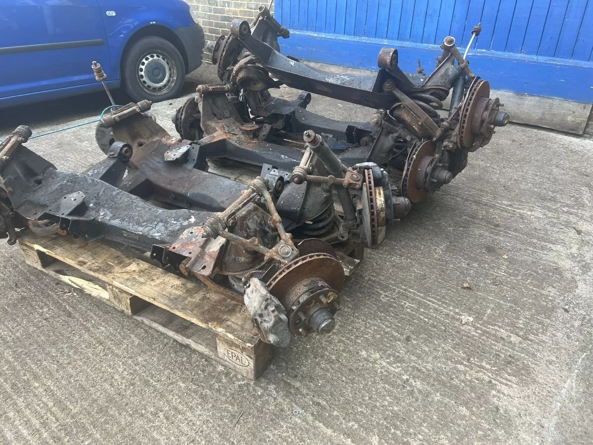 JAGUAR XJ6 XJ12 XJS SERIES 2 3 FRONT AXLE HUB CLIP SUSPENSION CRADLE SUBFRAME
