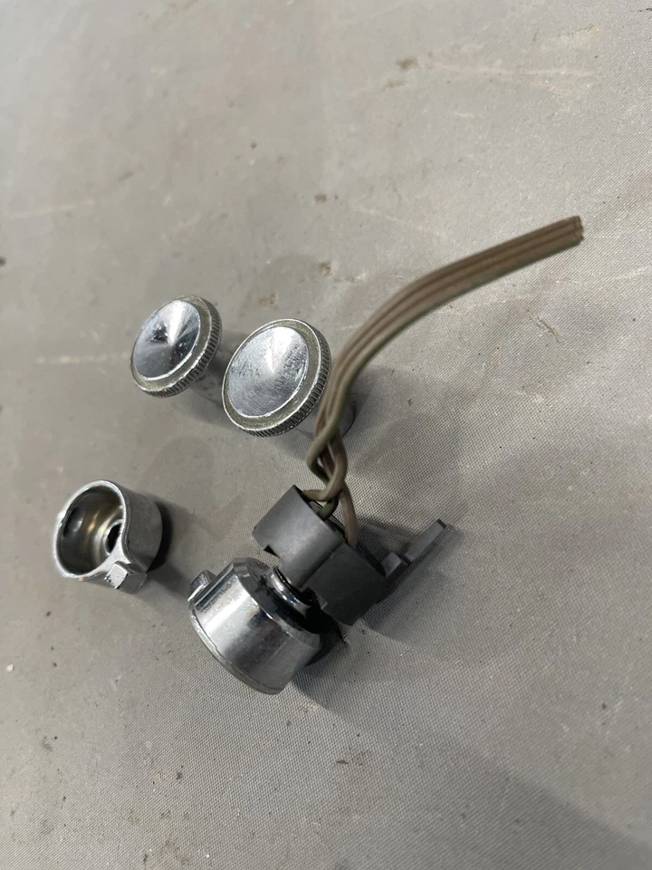 Ford Galaxie 1967 perillas de radio delanteras traseras personalizadas tablero AM botones de ajuste bisel de atenuación Foto 2 de 4