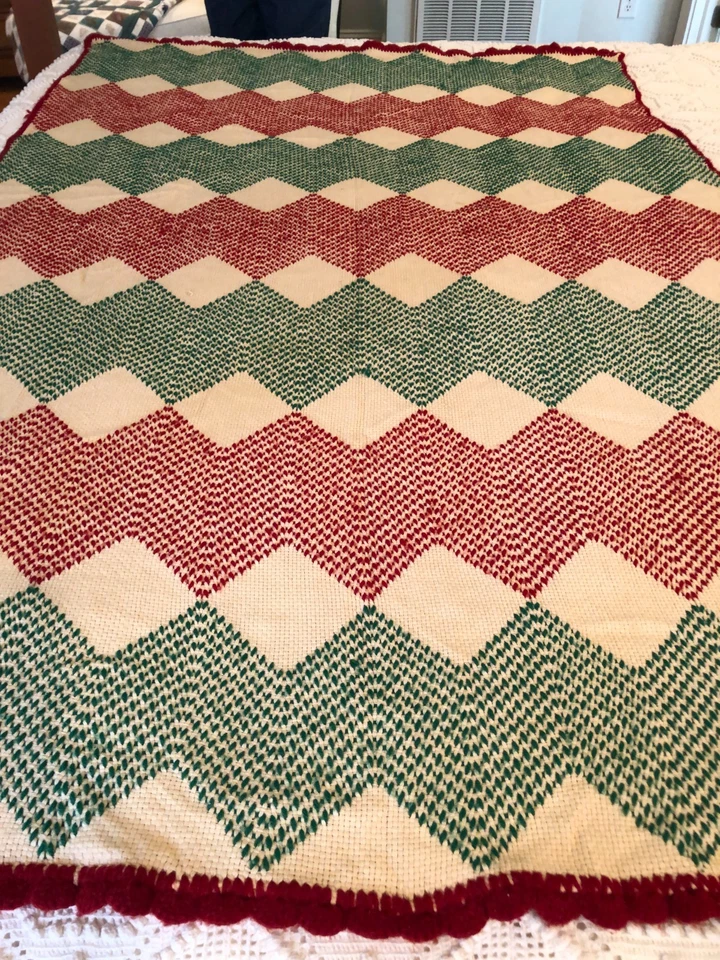 Crocheted Christmas Throw, 42.5 x 46.5 - Image 2 of 4