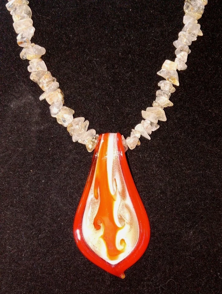 Collar con astillas de cuarzo rutilado dorado y colgante vintage de vidrio soplado a mano, ¡magico! Foto 4 de 4