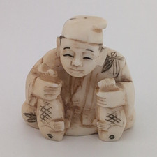 Japanische Netsuke/Sagemono Figur Mann mit Fischen, geschnitzt, 2 Durchbohrungen