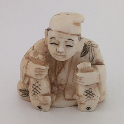 Japanische Netsuke/Sagemono Figur Mann mit Fischen, geschnitzt, 2 Durchbohrungen