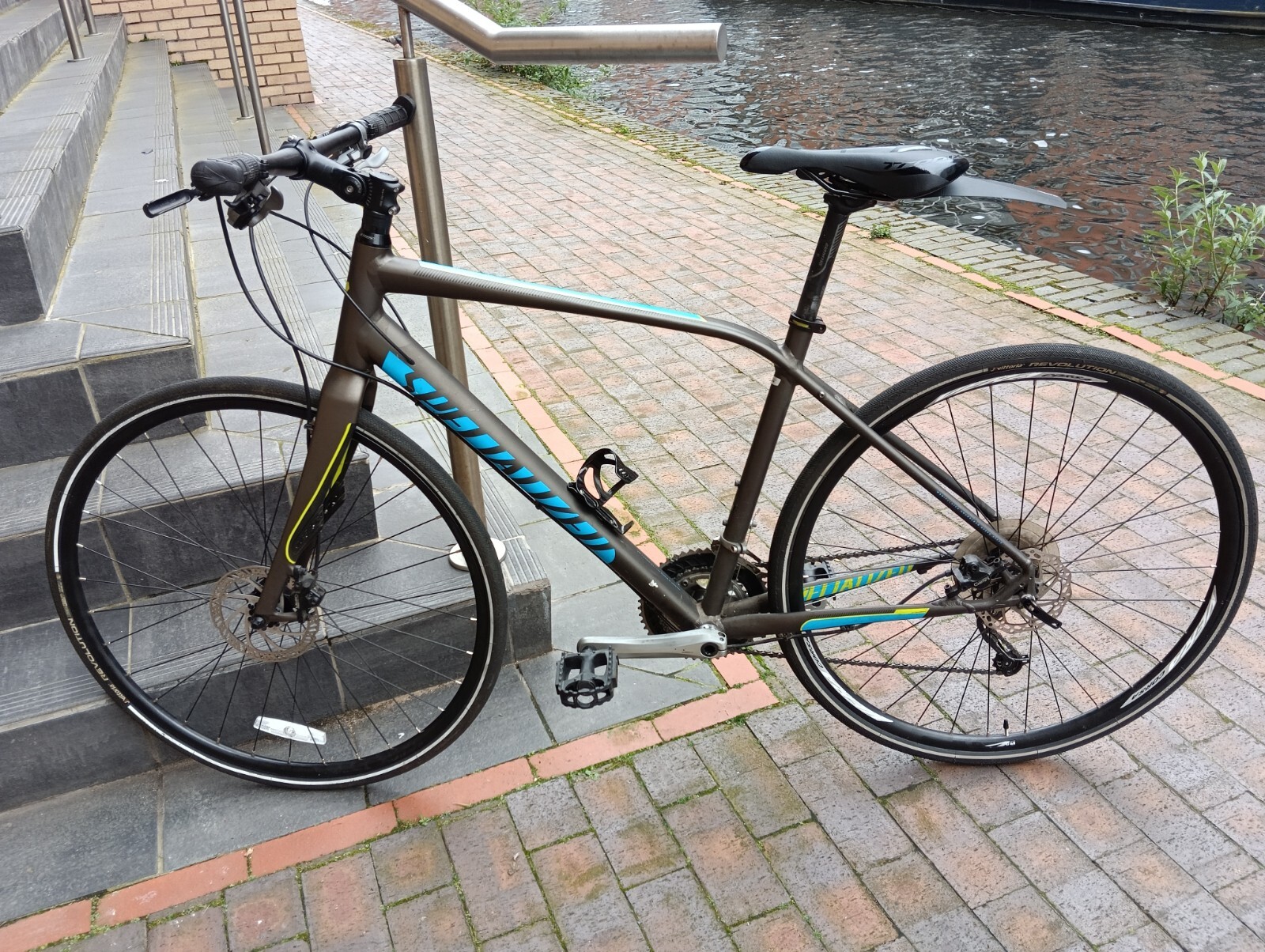 SPECIALIZED SIRRUS DISC UPGRADED HYBRID BIKE WITH HYDRAULIC BRAKES