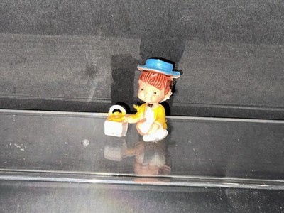 Altfiguren alte Miniaturfiguren Kinderfiguren Junge mit Korb