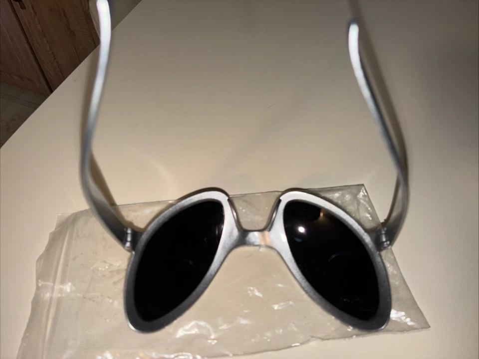Gafas de sol disfraz alienígena encuentro cercano plateadas OVNI espejadas arco iris insecto Foto 3 de 3