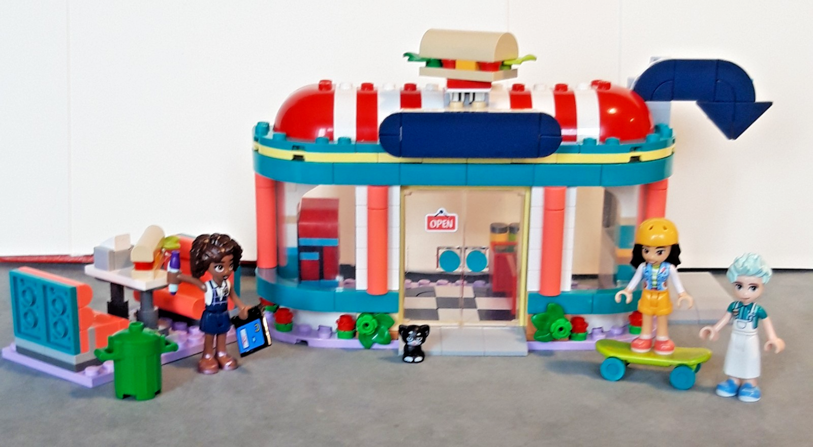 LEGO Friends 41728 Heartlake Downtown Diner Set Used 1 Piece Colour Substituted