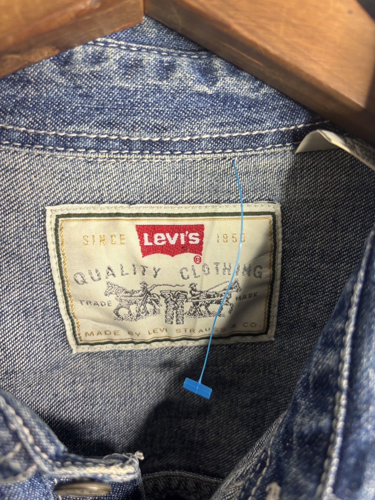 Vintage Levi's Denim Shirt Mens Large Blue Long Sleeve Button Front 90s thumbnail 3