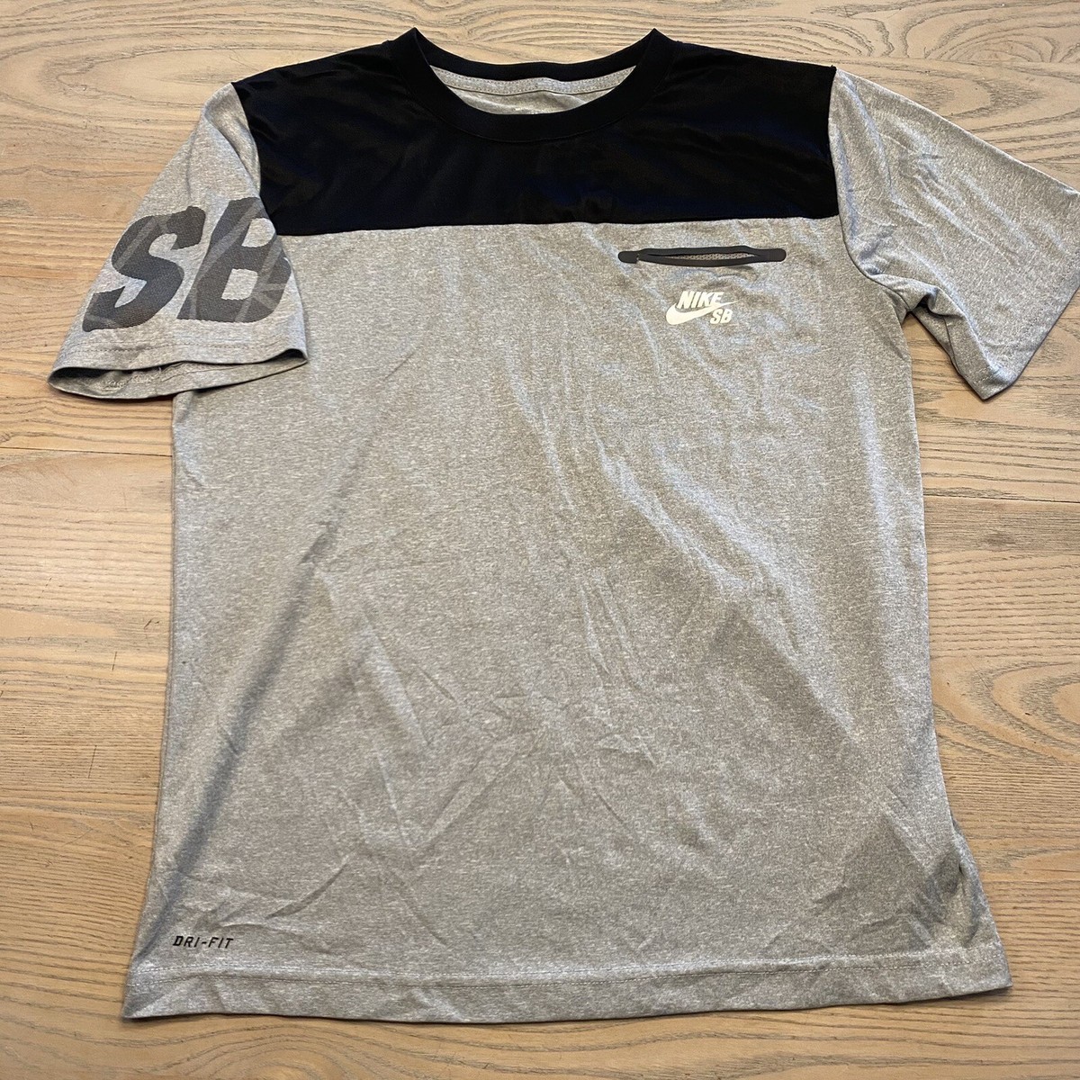 READ Nike SB T-Shirt Boys XL Gray Black Pocket Tee Short Sleeve - Main Image