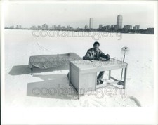 Foto de prensa 1985 divertida estudiante del MIT con cama y escritorio en el horizonte de Boston del río congelado