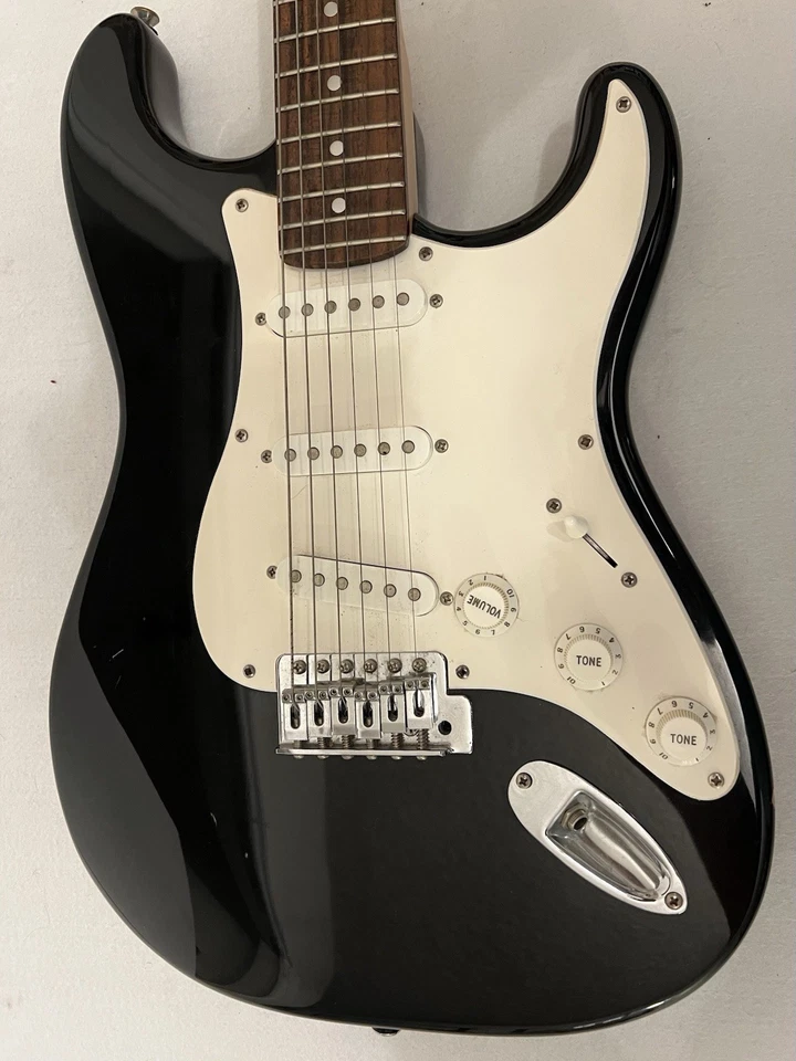 Guitarra Eléctrica Squier Affinity Stratocaster 6 Cuerdas Álamo Negro Tamaño Completo Foto 2 de 4