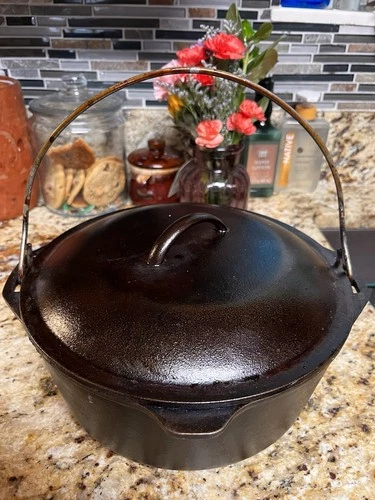 EUC Vintage Lodge 10 1/4 8DOL USA Cast Iron Dutch Oven Pot #8 W/ Lid 3.5 Quarts