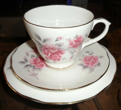 Sehr hübsches Herzogin Bone China rosa und graue Rosen Trio 