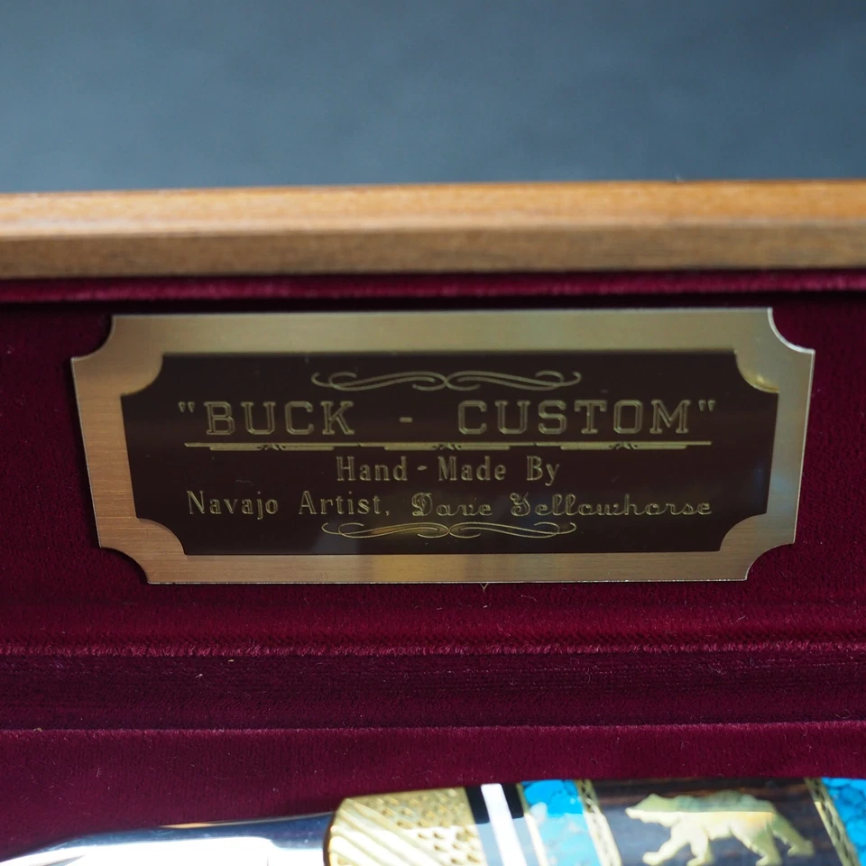 Cuchillo Dave Yellowhorse Buck Vintage Personalizado "Oso" 112 Nuevo en Caja de Madera Limitada Foto 2 de 4