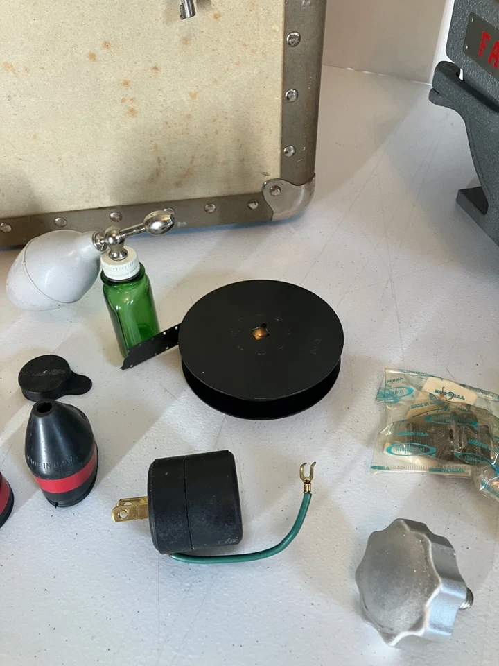 Винтажная высокоскоростная камера Wollensak Fastax 16 мм WF3 с объективом как есть непроверенная - Изображение 3 из 4