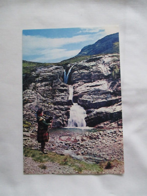 ALTE FARBIGE POSTKARTE ''DER PIPER BEI DEN FÄLLEN VON COE, GLENCOE, ARGYLL, SCHOTTLAND''